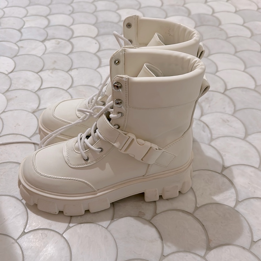 BRAND NEW FOREVER 21 WHITE COMBAT STYLISH BOOTS!